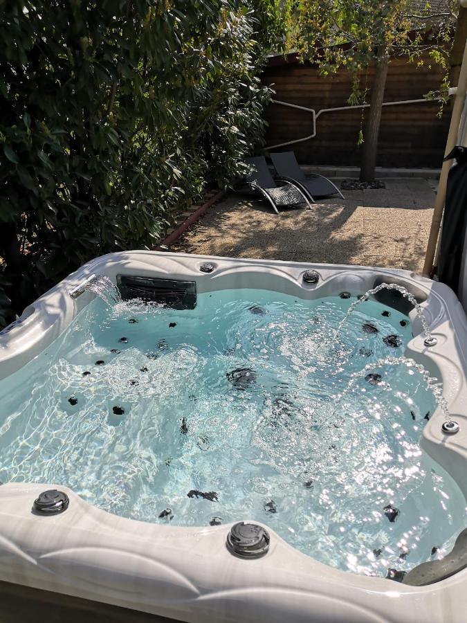 O Rethel Jacuzzi, Gite Ardennes Екстер'єр фото